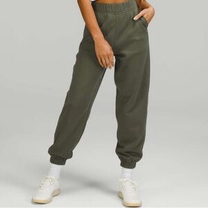 Lululemon Relaxed High-Rise Jogger in Carob Brown Green size 4